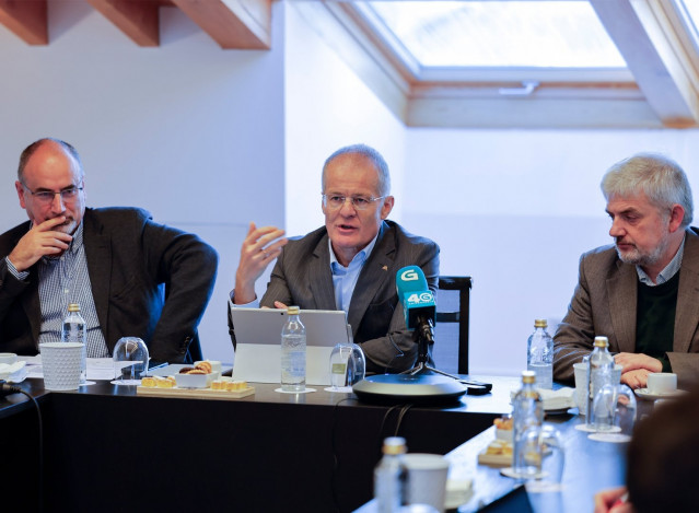 De izquierda a derecha, Melchor Fernández, catedrático de la USC; Pedro Veiga, director general de Planificación Estratégica de ABANCA, y Manuel Fernández, profesor de la USC