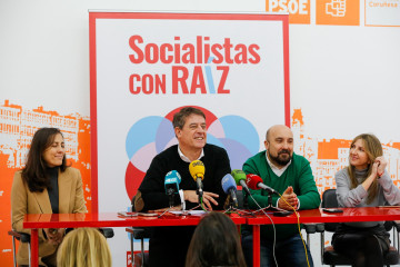 El líder del PSdeG, José Ramón Gómez Besteiro, junto a miembros socialistas presenta una nueva edición de las jornadas 'Diálogos con Raíz'