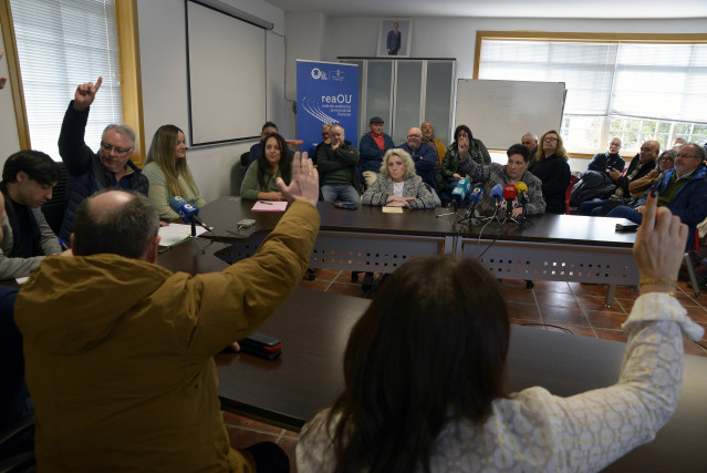 La ex alcaldesa de O Irixo, Susana María Iglesias Nogueira(2i), y la candidata del PSOE, Rosa M. Dalama(2d), durante la segunda moción de censura, presentada por el PP y PSOE, a 13 de enero de 2025, en O Irixo, Ourense, Galicia (España).  El Concello oure