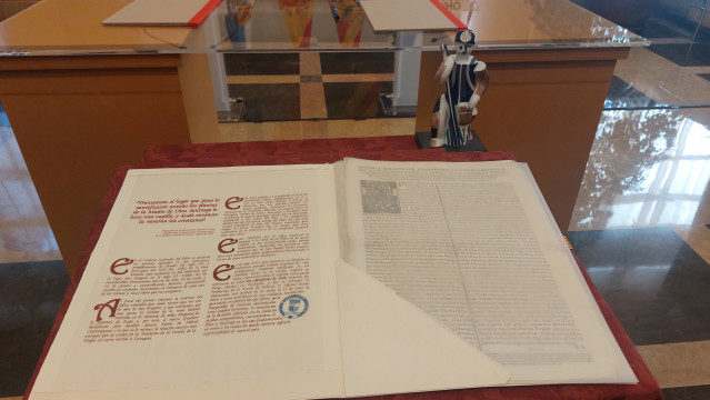 Regalos intercambiados por el presidente del Gobierno de Aragón, Jorge Azcón, y el de la Xunta de Galicia, Alfonso Rueda: un documento que explica la aparición de la Virgen María al Apóstol Santiago y la figura de un peregrino jacobeo.