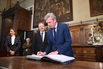 El presidente de la Xunta de Galicia, Alfonso Rueda (1d), y el presidente de Aragón, Jorge Azcón (2d), durante una visita a la Basílica del Pilar, a 15 de enero de 2025, en Zaragoza, Aragón (Espa