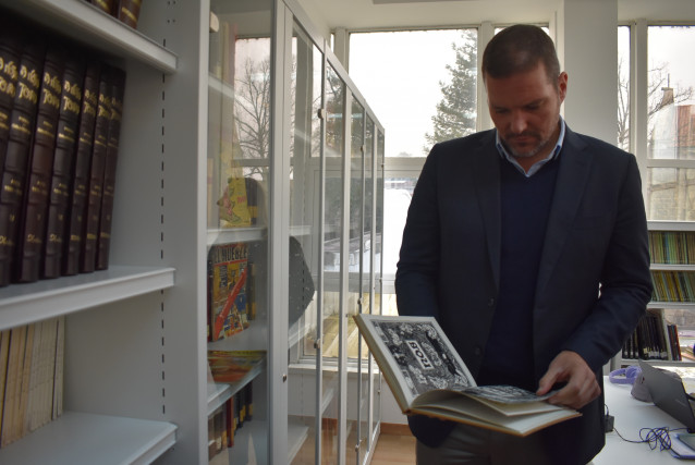 El conselleiro de Cultura, Lingua e Xuventude, José López Campos, en la Biblioteca Municipal de Ribadavia