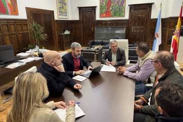 El presidente de la Diputación de Ourense, Luis Menor, en una reunión con miembros de Amigos da Cociña Galega.