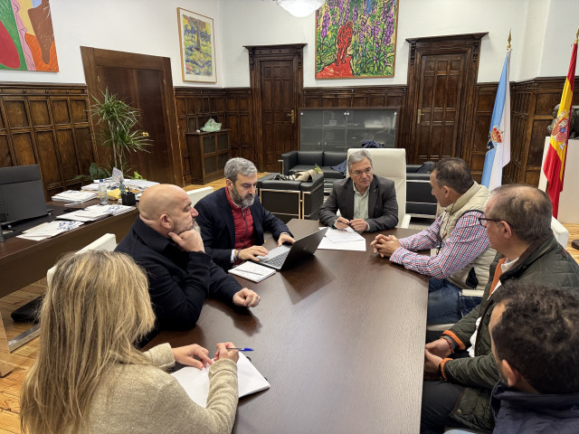 El presidente de la Diputación de Ourense, Luis Menor, en una reunión con miembros de Amigos da Cociña Galega.