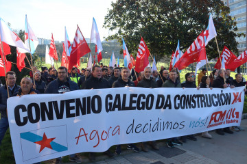 Decenas de personas piden en Vigo un marco gallego del sector de la construcción para 