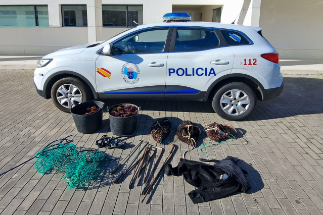 Agentes de la Unidad de Policía Nacional Adscrita de Galicia (UPA) de la jefatura de A Coruña decomisaron 38 kilos de erizo y 20 de percebe, así como diverso material usado para el furtivismo