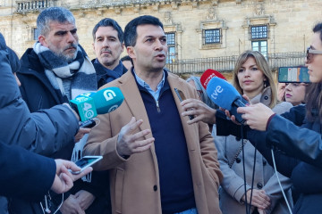 El que fuera secretario xeral del PSdeG entre 2017 y 2021, Gonzalo Caballero, en declaraciones as los medios junto a militantes del partido