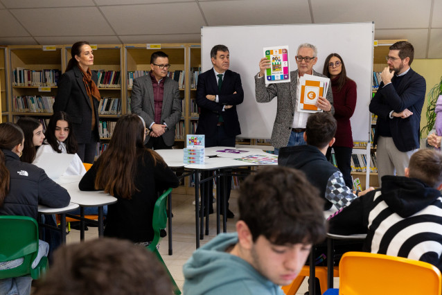 El conselleiro de Emprego, Comercio e Emigración, José González, y el conselleiro de Educación, Ciencia, Universidades e FP, Román Rodríguez, en su visita al IES Pontepedriña.