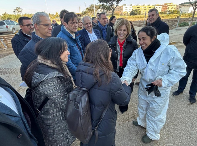 La alcaldesa de A Coruña y vicepresidenta primera de la FEMP, Inés Rey, visita municipios afectados por la DANA