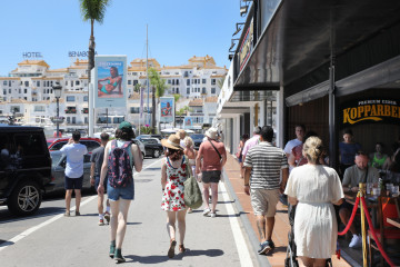 Archivo - Turistas en Marbella en una imagen de archivo