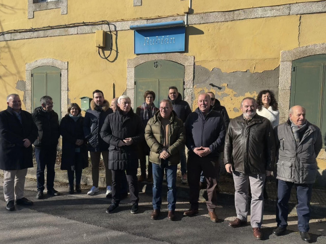 Representantes del PP de Lugo en la estación de Rubián