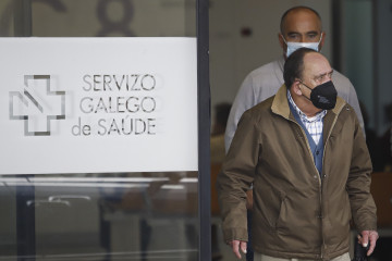 Archivo - Dos hombres salen con mascarilla del Hospital Álvaro Cunqueiro de Vigo, a 10 de enero de 2024, en Vigo, Pontevedra, Galicia (España). El ministerio de Sanidad ha implantado a partir de hoy