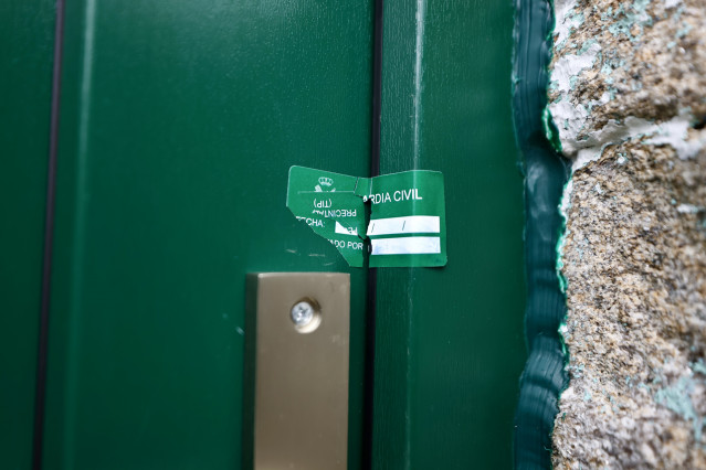 La puerta de la casa donde un hombre propinó ayer una paliza a su madre, con un precinto de la Guardia Civil, a 3 de enero de 2025, en la parroquia de Santa María de Sacos, en Cerdedo-Cotobade, Pontevedra, Galicia (España). Un hombre de 46 años ha sido de