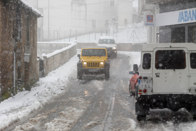 Archivo - Un coche circula por la nieve, a 9 de diciembre de 2024, en Pedrafita do Cebreiro, Lugo, Galicia (España). Un total de 12 comunidades autónomas están hoy en riesgo (alerta amarilla) por nieve, lluvias, oleaje y fuertes rachas de viento, en espec