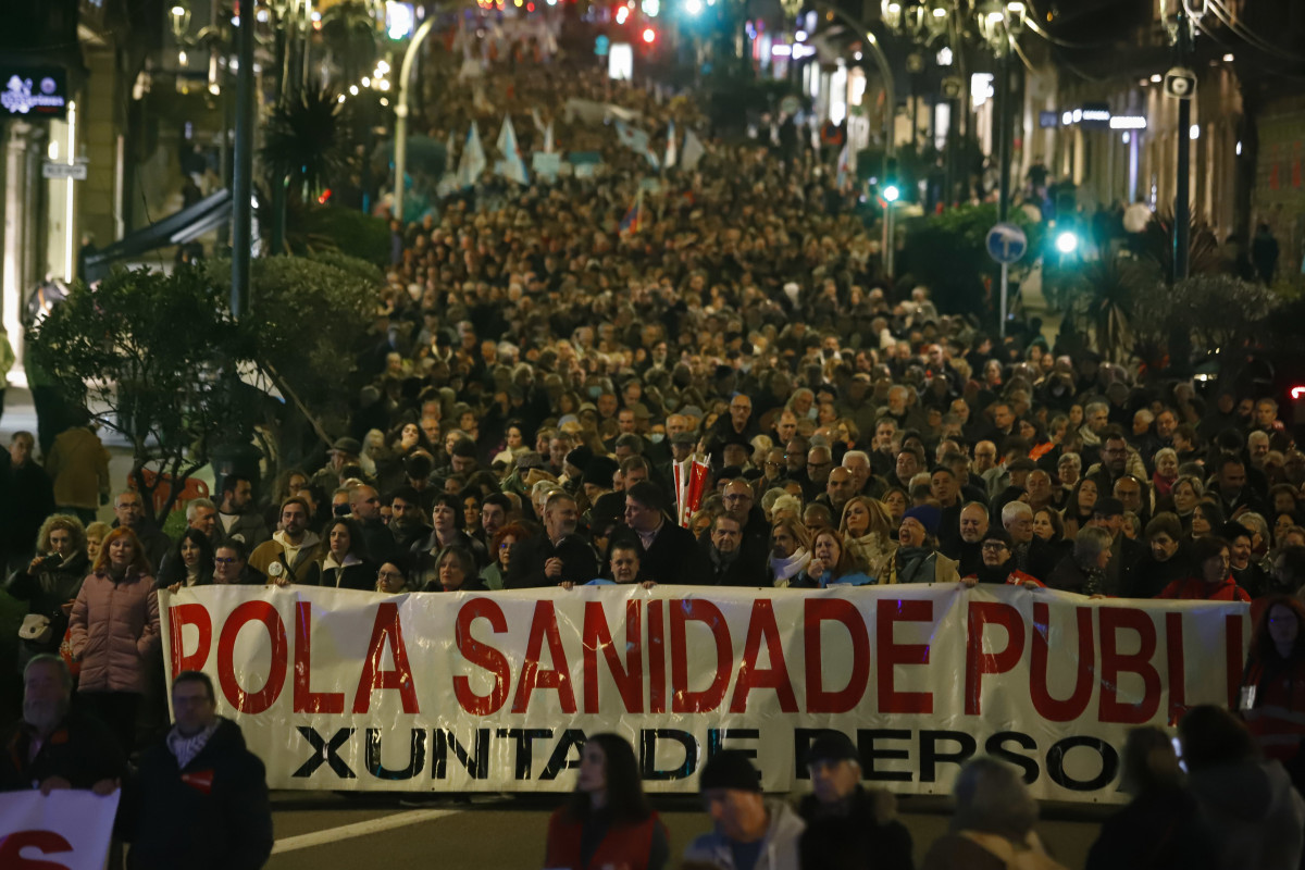 Cientos de personas durante una manifestación por la situación de la sanidad pública, a 16 de enero de 2025, en Vigo, Pontevedra, Galicia (España). La manifestación está convocada por SOS Sanida