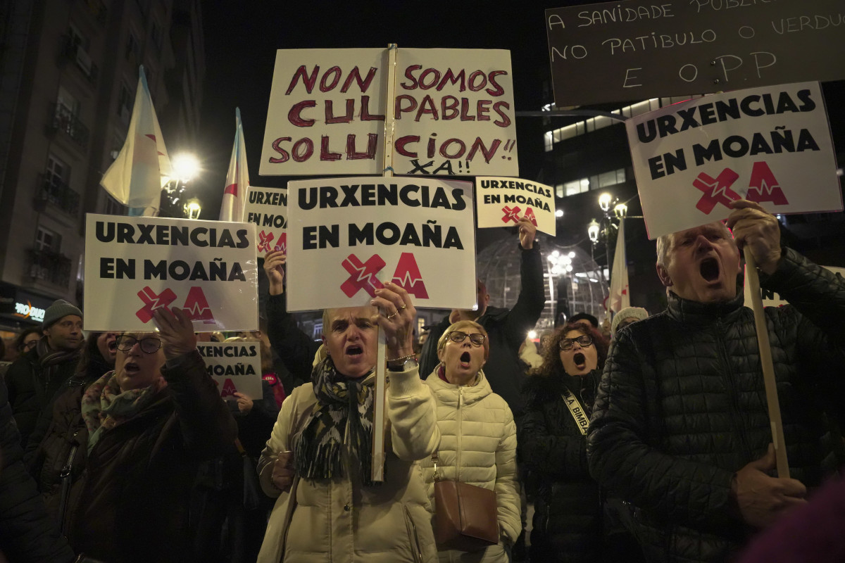 Decenas de personas durante una manifestación por la situación de la sanidad pública, a 16 de enero de 2025, en Vigo, Pontevedra, Galicia (España). La manifestación está convocada por SOS Sanida