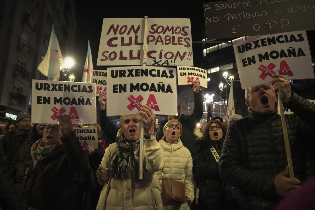 Decenas de personas durante una manifestación por la situación de la sanidad pública, a 16 de enero de 2025, en Vigo, Pontevedra, Galicia (España). La manifestación está convocada por SOS Sanidade Pública bajo el lema ‘Reconstruyendo el Área Sanitaria de