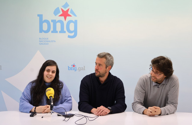 Iria Buide (izq), Rubén Arroxo (centro) y Felipe Rivas (der.) en una rueda de prensa del BNG de Lugo