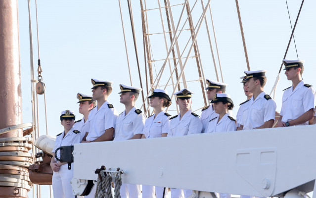 La Princesa Leonor posa junto a sus compañeros guardamarinas a bordo del buque Juan Sebastián Elcano durante una escala en Tenerife