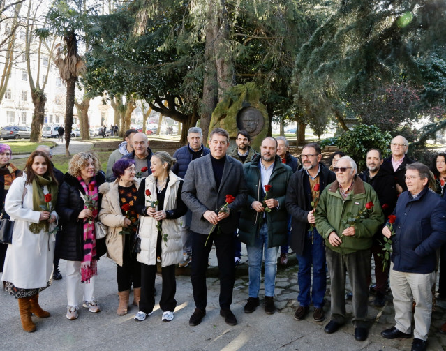 El secretario xeral del PSdeG, José Ramón Gómez Besteiro, en Ferrol junto a militantes