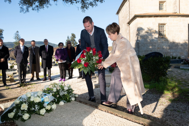 El conselleiro de Cultura, Lingua e Xuventude, José López Campos, en la ofrenda floral con motivo del 23 aniversario del fallecimiento de Camilo José Cela