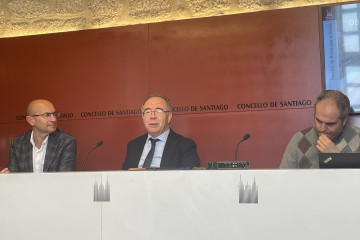 Archivo -  Xosé Sánchez Bugallo, en una rueda de prensa junto a Gonzalo Muíños en su etapa al frente del Ejecutivo local de Santiago de Compostela.