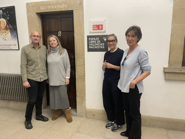 El portavoz del grupo municipal socialista, Gonzalo Muíños, junto a las concejalas Mila Castro, Mercedes Rosón y Marta Álvarez este viernes en el ayuntamiento de Santiago.