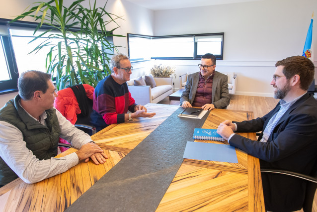 El conselleiro de Emprego, Comercio e Emigración, José González, en una reunión junto al presidente de la Confederación Galega de Empresarios de Hostalaría e Turismo de Galicia, José Francisco Real Castro