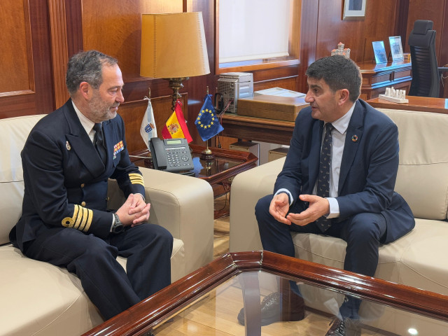 El delegado del Gobierno en Galicia, Pedro Blanco, reunido con el nuevo delegado de Defensa en Galicia, el capitán de navío Jesús Ángel Paz.