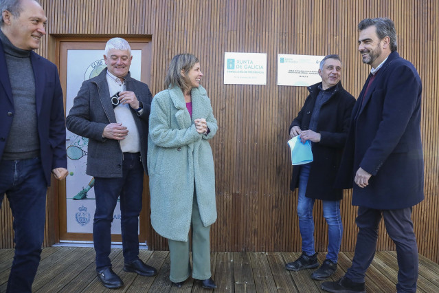 El conselleiro de Presidencia,  Xustiza e Deportes, Diego Calvo, visita los nuevos vestuarios construidos en A Freixa, Ponteareas (Pontevedra)