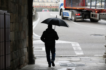 Una persona con paraguas camina en Viveiro, a 8 de enero de 2025, en Viveiro, Lugo, Galicia (España).