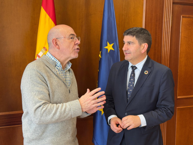 El delegado del Gobierno, Pedro Blanco, se reúne con el presidente de la Fundación Castelao, Miguel Anxo Seixas