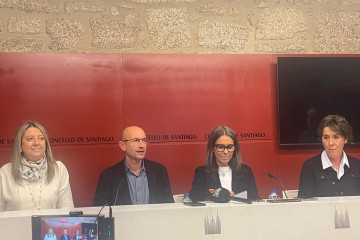 El hasta ahora portavoz del PSdeG, Gonzalo Muíños, acompañado de las tres concejalas que lo apoyan: Mila Castro, Mercedes Rosón y Marta Álvarez.