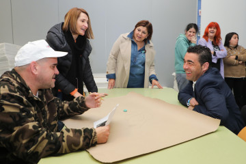 El presidente de la Diputación de Pontevedra, Luis López, visita la sede de ACEESCA  (Asociación de Personas con Diversidad Intelectual) en O Porriño, Pontevedra.