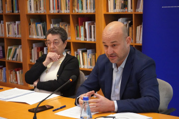 Rosario Álvares y Häkan Casares, durante la presentación del informe.