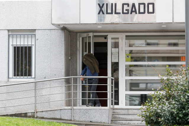 Uno de los dos hombres detenidos por la agresión sexual sale del Juzgado de Chantada, a 21 de enero de 2025, en Chantada, Lugo, Galicia (España). Los dos hombres fueron detenidos por la Guardia Civil ayer, 20 de enero, en el municipio lugués de Chantada c