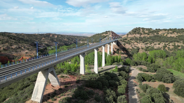 Vías de tren de alta velocidad de Adif