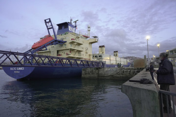 Agentes de la UCO inspeccionan el buque 'Baltic Summer' atracado en el puerto de Vigo.