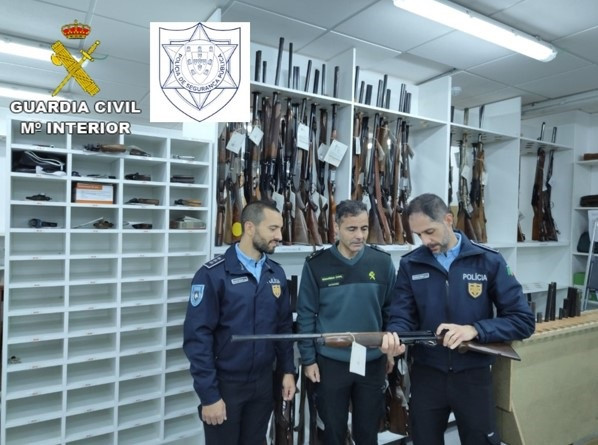 Dos comisarios de la Policía de Seguridad Pública de Portugal hacen prácticas de un curso sobre armas, explosivos y pirotecnia en dependencias de la Comandancia de Guardia Civil de Pontevedra.