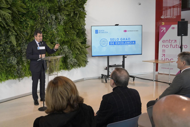 El conselleiro de Educación, Ciencia, Universidades e FP, Román Rodríguez, acompañado por el secretario xeral de Universidades, José Alberto Díez, participa en la entrega de los sellos de excelencia a los grados del Sistema Universitario de Galicia