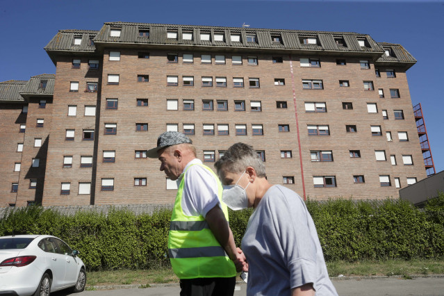 Archivo - Dos ancianos pasean frente a la residencia de Las Gándaras, la mayor de Lugo.