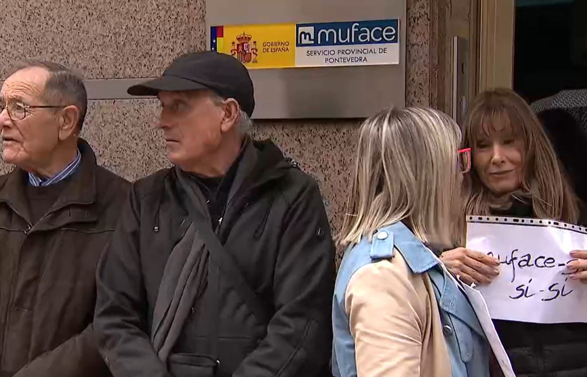 Protesta de los mutualistas frente a la sede de Muface Pontevedra