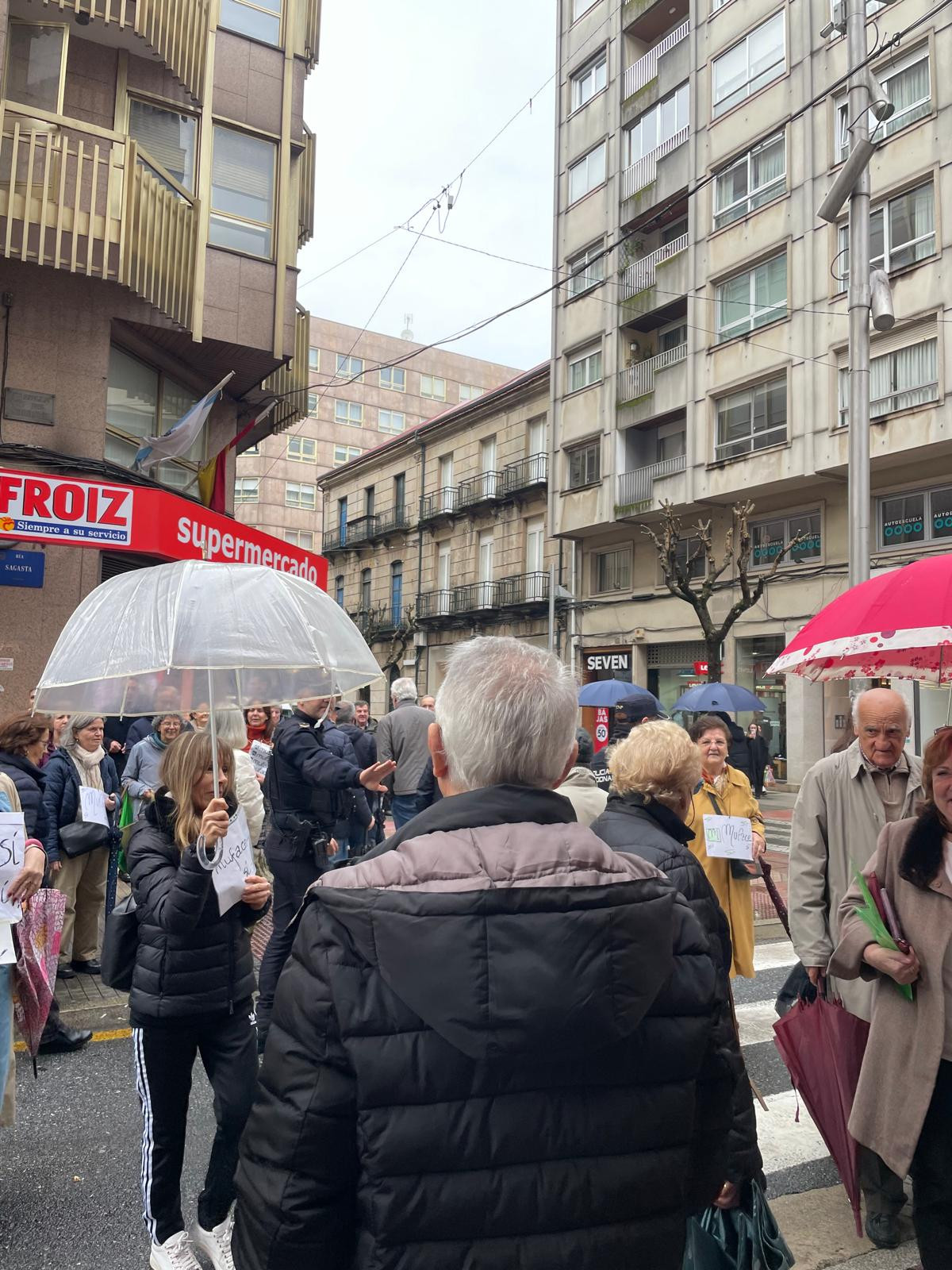 Mutualistas cortando el tráfico frente a la sede de Muface en Pontevedra