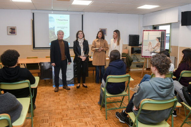 La conselleira de Medio Ambiente e Cambio Climático, Ángeles Vázquez, ha visitado este miércoles el IES do Sar para animar a los alumnos de 3º y 4º de la ESO a participar en el concurso #ParqueVibras.