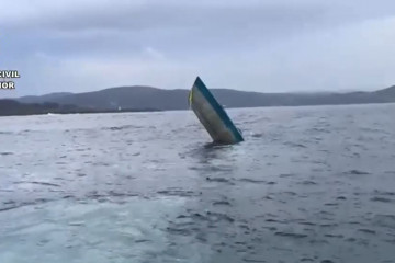 Narcosubmarino hudiéndose frente a Camariñas