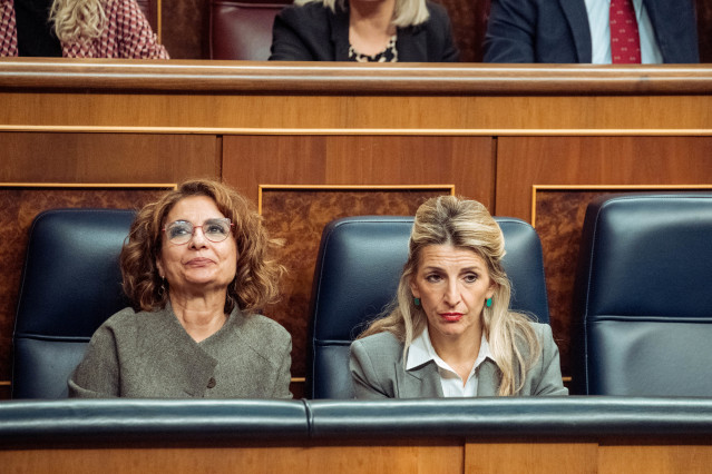 La vicepresidenta primera y ministra de Hacienda, María Jesús Montero (i) y  la vicepresidenta segunda y ministra de Trabajo, Yolanda Díaz (d), durante una sesión plenaria extraordinaria, en el Congreso de los Diputados, a 22 de enero de 2025, en Madrid (