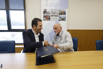 Villares firma un convenio dotado con 125.000 euros con la Federación de Cofradías de Pescadores pontevedresa.