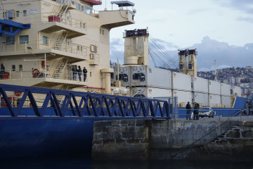 Agentes de la UCO inspeccionan el buque Baltic Summer atracado en el puerto de Vigo, a 21 de enero de 2025, en Vigo, Pontevedra, Galicia (España).