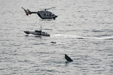 Equipos de la Guardia Civil en la zona donde se hundió parcialmente el semisumergible hallado en la Costa da Morte