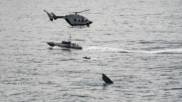 Equipos de la Guardia Civil en la zona donde se hundió parcialmente el semisumergible hallado en la Costa da Morte